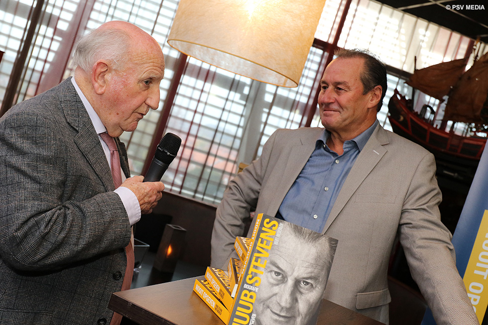 Kees Rijvers richt het woord aan Huub Stevens | &copy; PSV Media