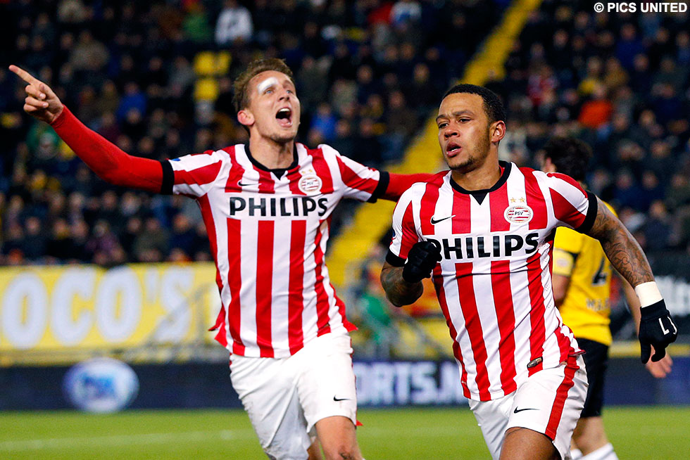 Mermphis Depay breekt met zijn dertiende eredivisietreffer dit seizoen de wedstrijd open | © Pics United