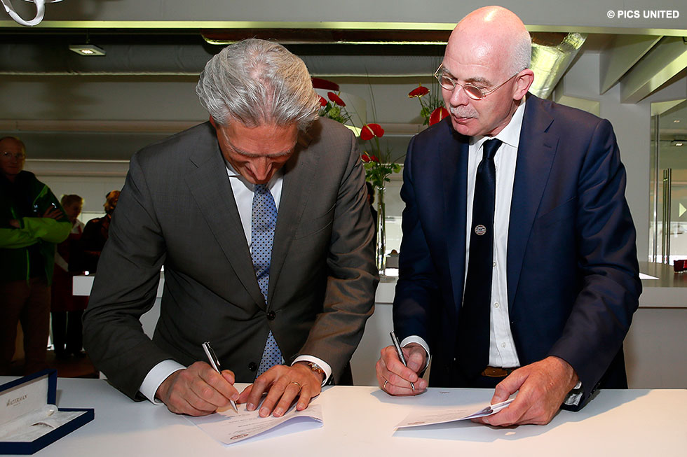 De handtekening werd zondagmiddag in het Philips Stadion gezet | &copy; Pics United
