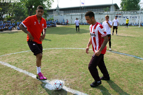 De aftrap was voor PSV met J&uuml;rgen Locadia en Memphis Depay.