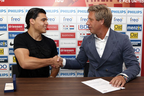 Een handdruk nadat de handtekeningen zijn gezet, Rekik is PSV-speler.