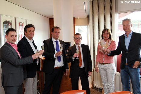 Het glas wordt geheven op de nieuwe sponsorovereenkomst.