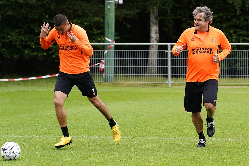 Een 'vreemde' gast bij de laatste training: BN'er en PSV-supporter Frank Lammers