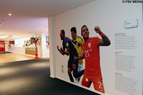 Links de receptie van de hoofdingang, rechts de WK-wand. Wees welkom!