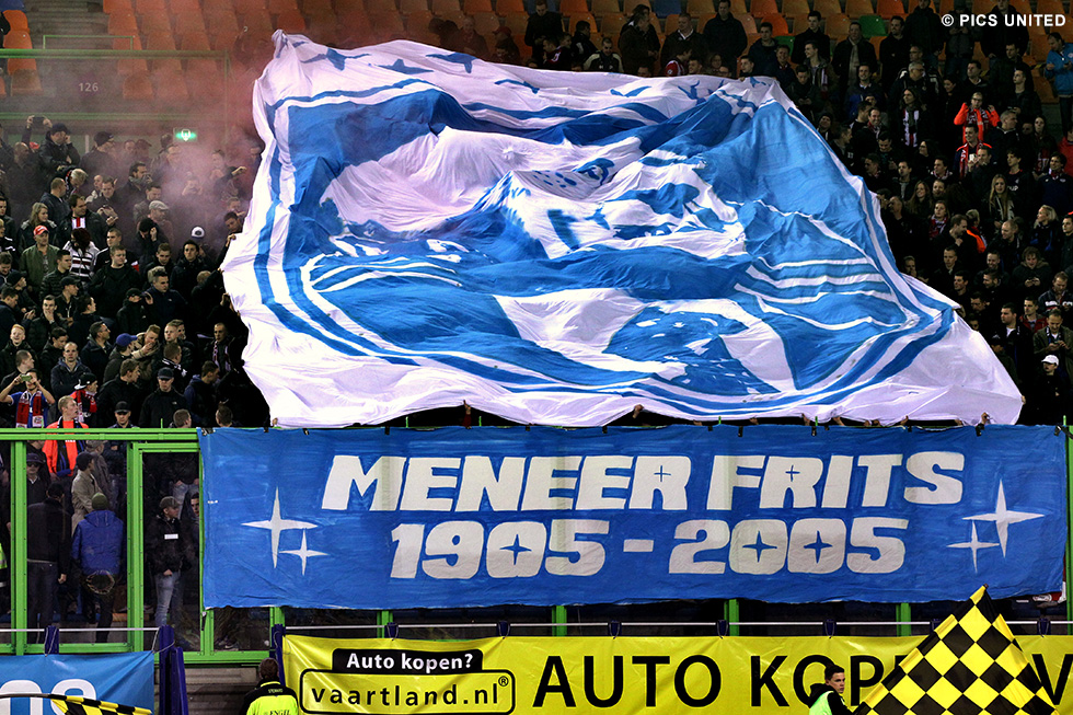 Bij de opkomst van beide elftallen een prachtig eerbetoon van onze supporters aan Meneer Frits. Heel mooi! | © Pics United