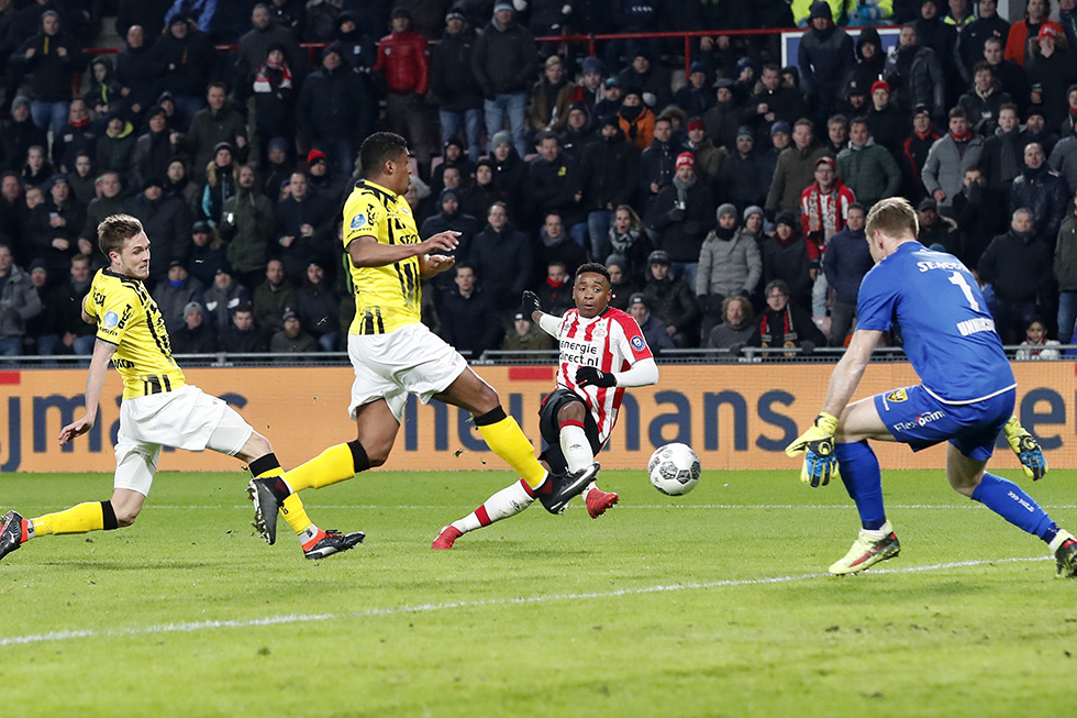 Lars Unnerstall in actie tegen PSV, vorig seizoen