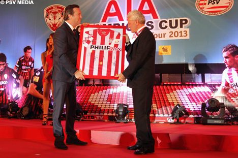 Uit handen van Tiny Sanders krijgt de ambassadeur een PSV-shirt overhandigd.