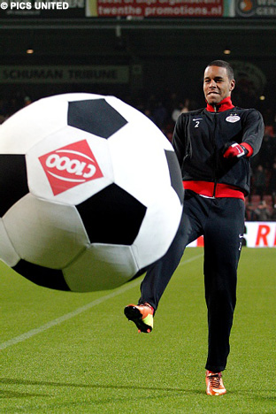 Mathias J&oslash;rgensen trapt tijdens de warming-up tegen deze enorm voetbal.