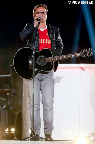 Guus Meeuwis geeft na de wedstrijd een mini-concert.