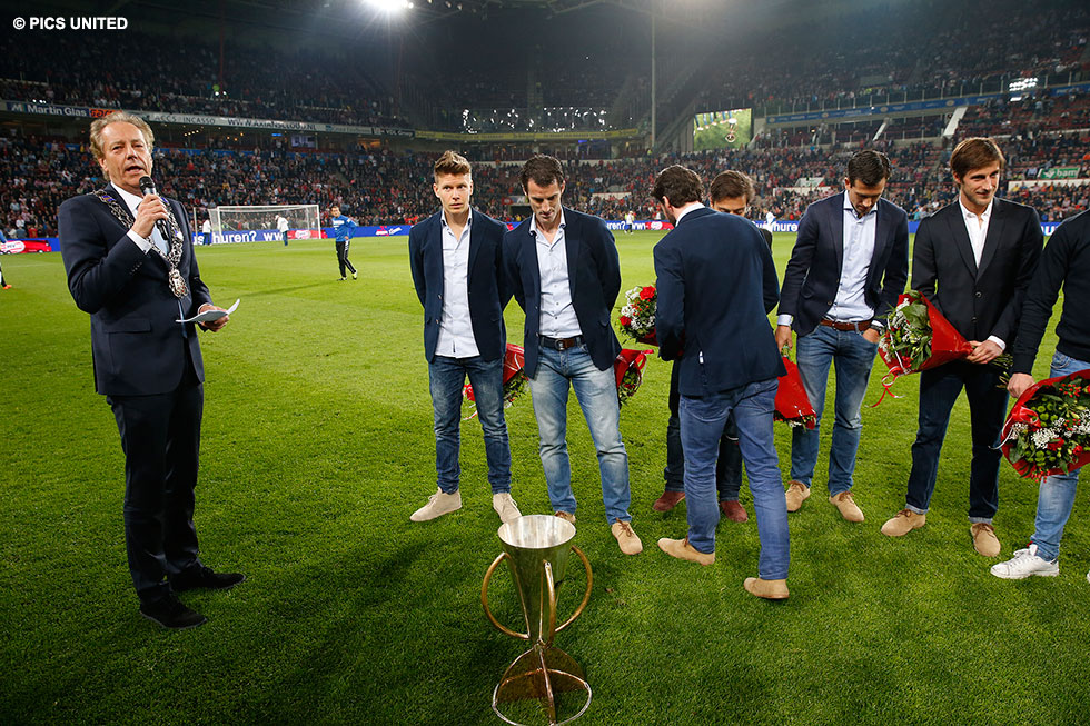 Burgemeester Rob van Gijzel sprak de kampioenen van Oranje Zwart toe | © Pics United