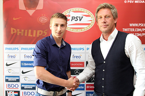 Felicitaties van Marcel Brands voor de voetballer van PSV B1.
