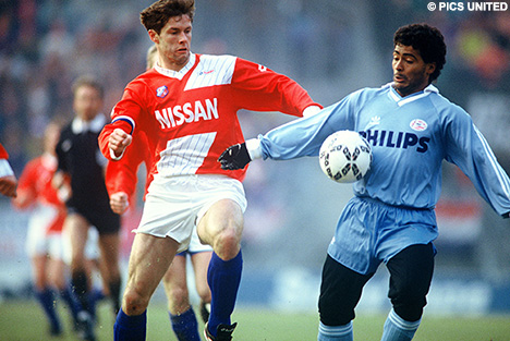 Rom&aacute;rio hier in duel met Johan de Kock van FC Utrecht.