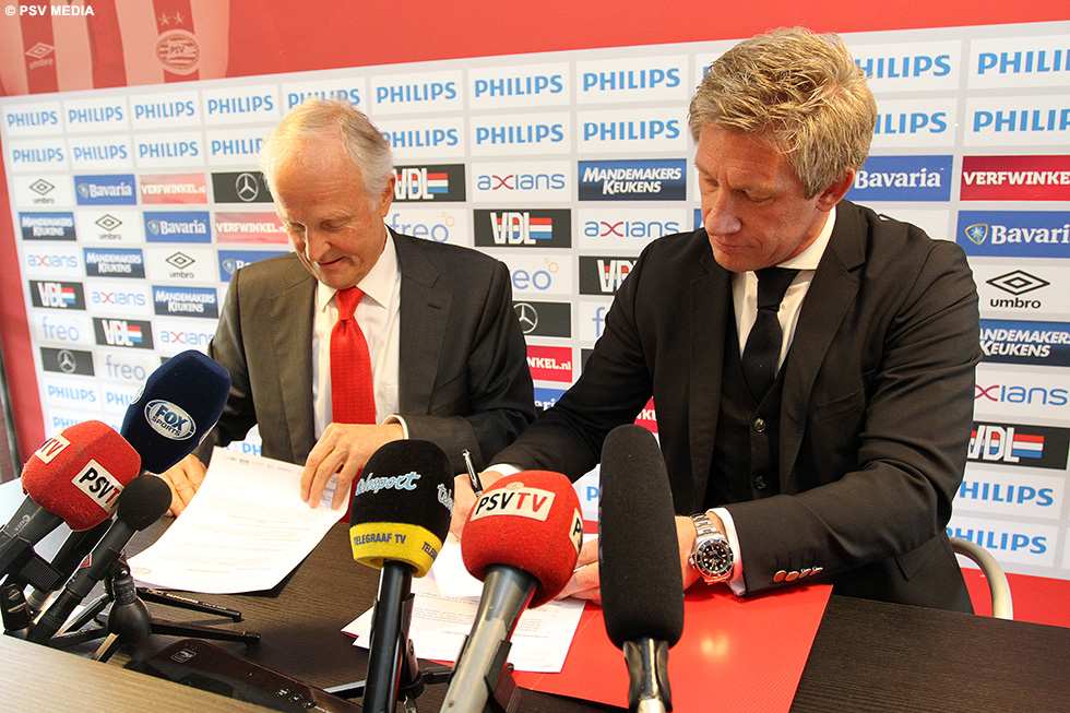 De handtekeningen werden vrijdagmiddag op De Herdgang gezet | &copy; PSV Media