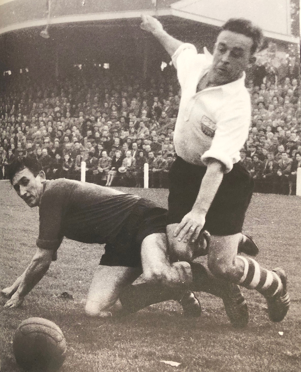 Harry van Elderen (in het wit) speelde ruim 250 duels voor PSV, maar dat zouden er zonder de oorlog nog veel meer zijn geweest | Foto uit Voor Rood-Wit gezongen