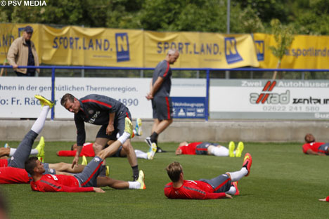Warming-up onder leiding van fysieke trainer Egid Kiesouw.