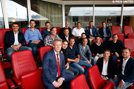 PSV-jeugdtrainers tekenen donderdag collectief contracten.