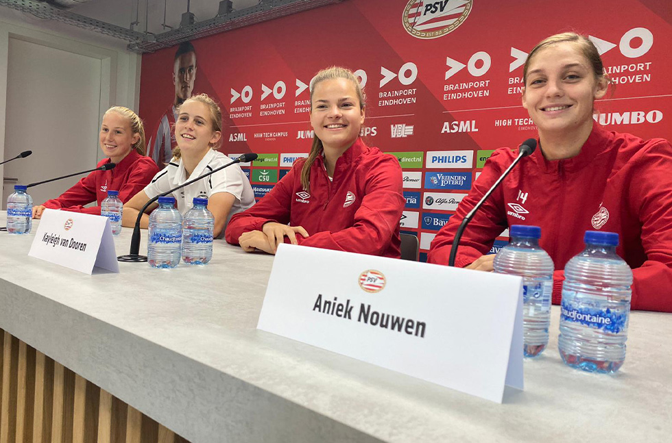 Dana Foederer, Katja Snoeijs, Kayleigh van Dooren en Aniek Nouwen beantwoorden lachend de vragen