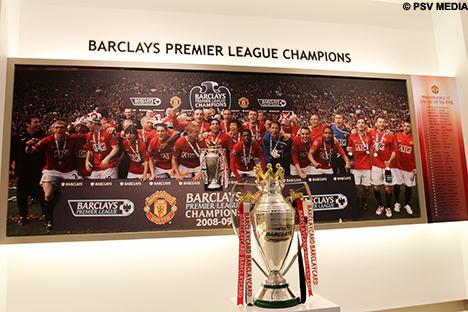 Een replica van de beker van het kampioenschap met Manchester United.