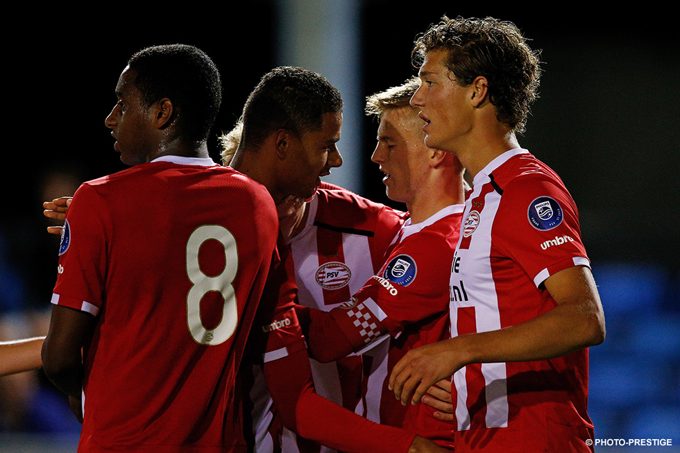 Armando Obispo (midden links) feliciteert Albert Gudmundsson na de 3-2 van Jong PSV. Met die cijfers wonnen de beloften vrijdag van FC Dordrecht