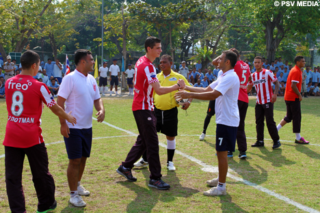 Menno Koch bedankt zijn tegenstander na afloop van wedstrijd twee.