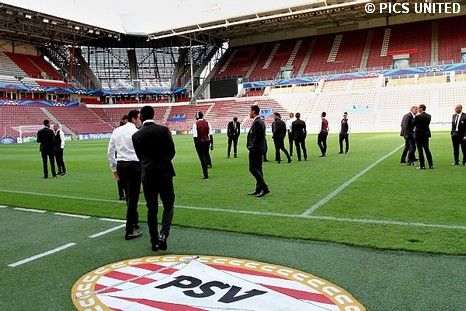 De selectie van Milan verkende het veld en ging daarna naar het hotel.