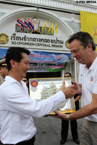 Tiny Sanders kreeg bij de uitgang nog een cadeau aangeboden.