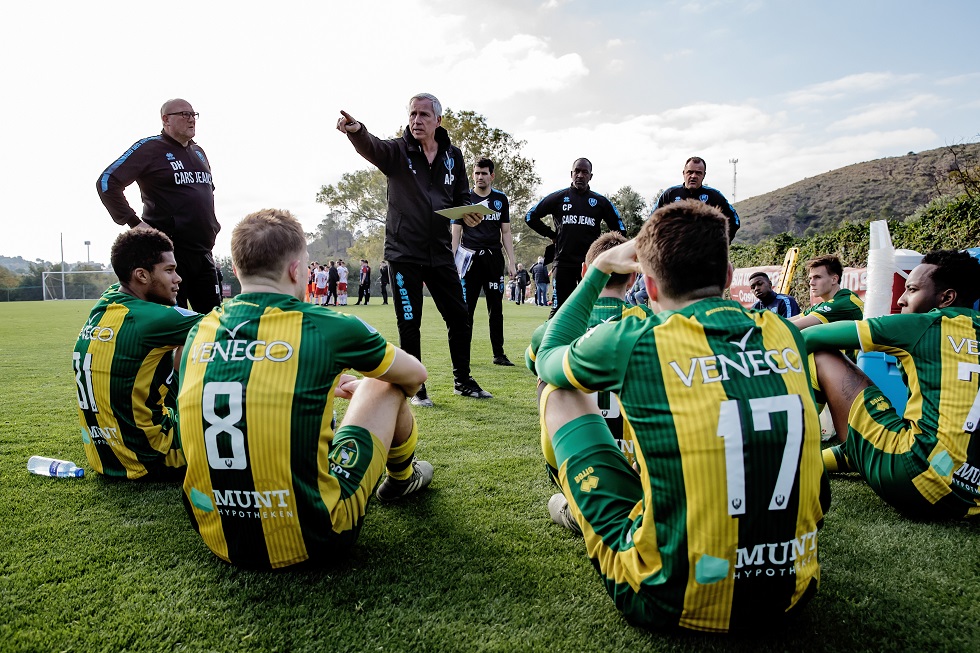 Alan Pardew tijdens één van zijn eerste trainingen bij ADO Den Haag