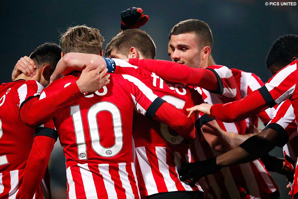 De vreugde is groot na de gelijkmaker van Stijn Schaars | © Pics United