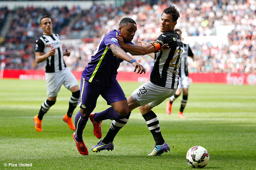 Steven Bergwijn maakte vorig jaar zijn eredivisiedebuut tegen Heracles Almelo | © Pics United