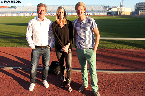 Marcel Brands met de winnaars van de Freo-actie, Micky en Daan.