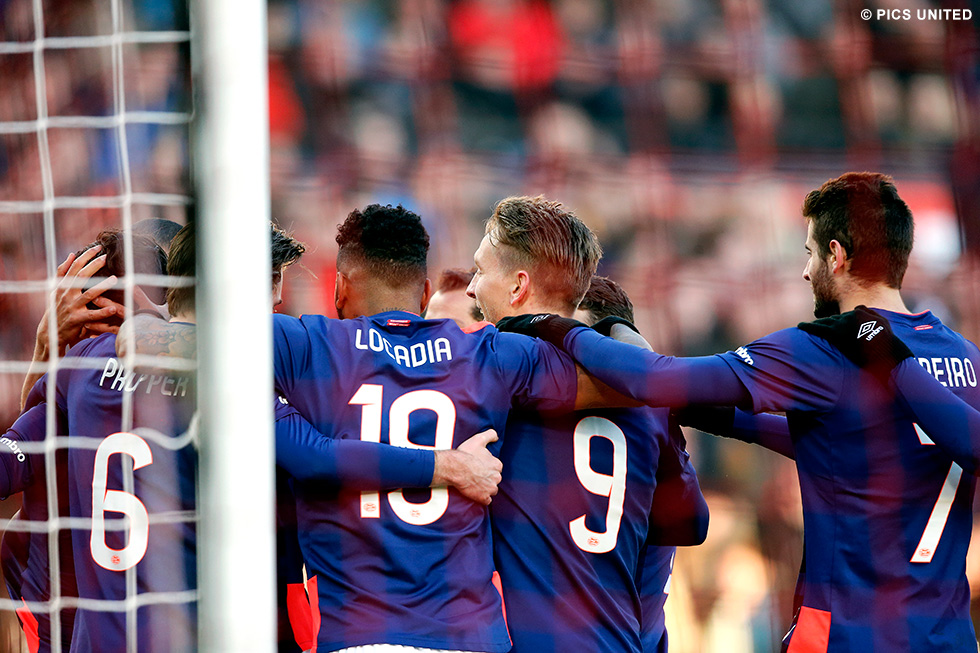 Vreugde na de openingstreffer van de jarige Héctor Moreno | © Pics United