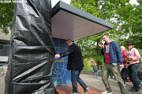 Berry van Aerle mocht het bushoekje onthullen.