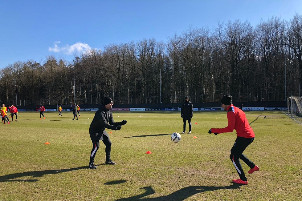 Terwijl zijn teamgenoten een groepstraining afwerken, traint Maxi Romero apart