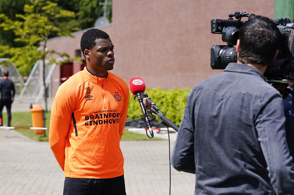 Denzel Dumfries maandagmiddag op gepaste afstand van verslaggevers van PSV TV