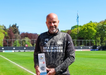 Nieuws | Peter Bosz wint Rinus Michels Trainer van de Maand april