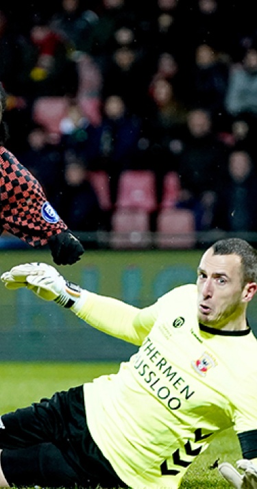 Jong PSV pakt knap punt in Deventer