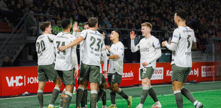 Liveblog | PSV toont zich oppermachtig in Alkmaar met hattrickheld Guus Til