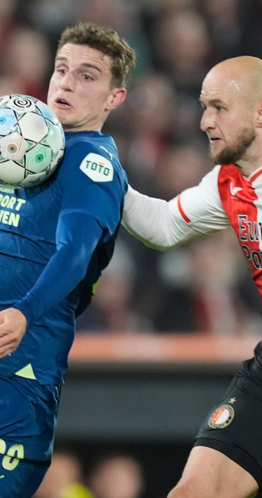 Guus Til in duel met Gernot Trauner