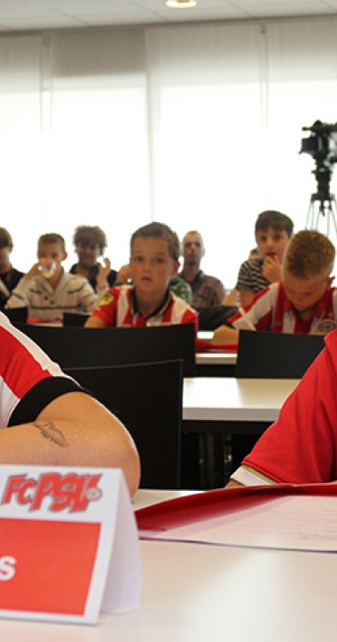 FC PSV-leden vragen spelers hemd van het lijf