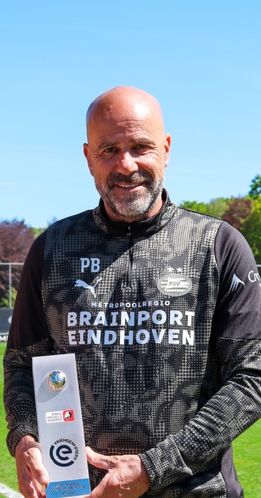 Nieuws | Peter Bosz wint Rinus Michels Trainer van de Maand april