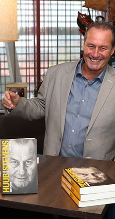 Huub Stevens presenteert biografie 