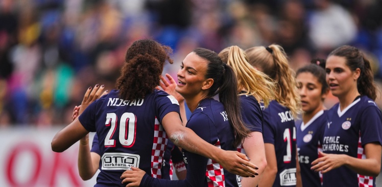Wedstrijdverslag | Riola Xhemaili leidt PSV Vrouwen met hattrick naar ruime overwinning 