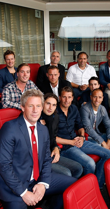 PSV-jeugdtrainers tekenen collectief contracten