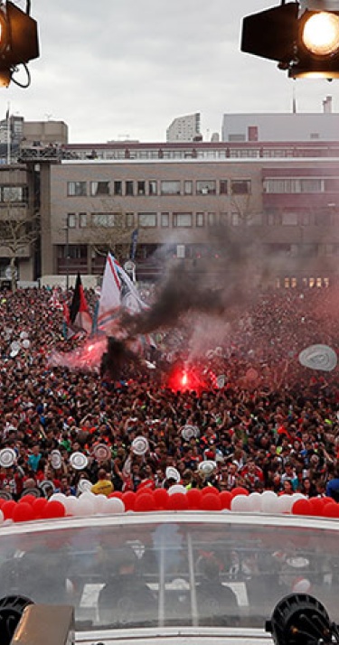 PSV’ers aangekomen op Stadhuisplein