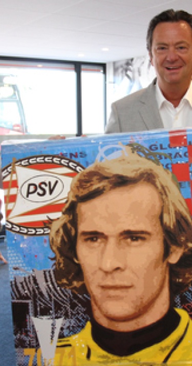 Schilderij Jan van Beveren overhandigd aan zoon