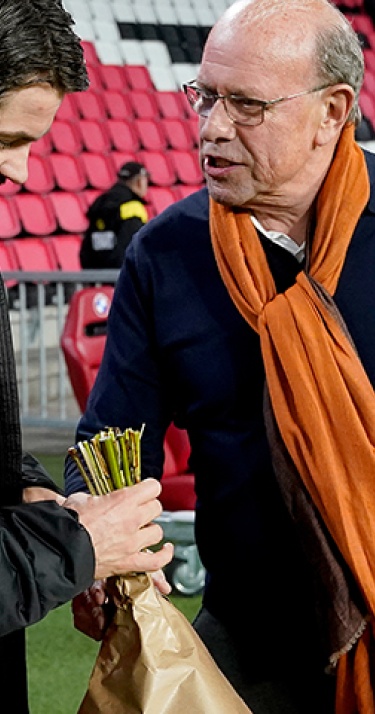 Van Ginkel gehuldigd na 100e PSV-wedstrijd