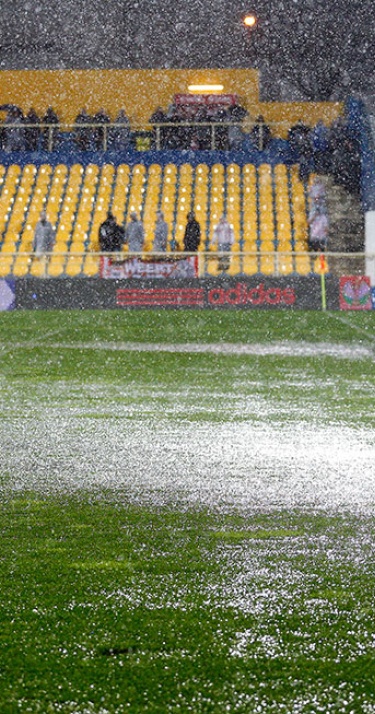 Estoril-PSV na &eacute;&eacute;n helft gestaakt