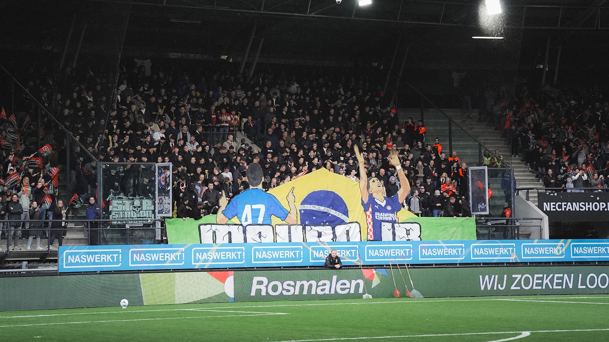 Een eerbetoon aan Mauro Júnior door de meegereisde PSV-supporters