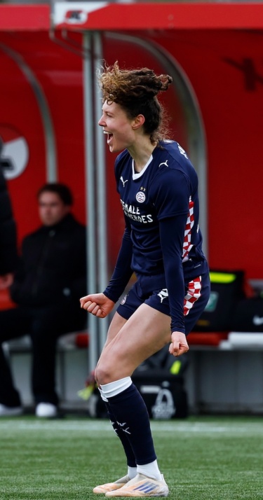 Wedstrijdverslag | PSV Vrouwen verslaat AZ in doelpuntrijk duel