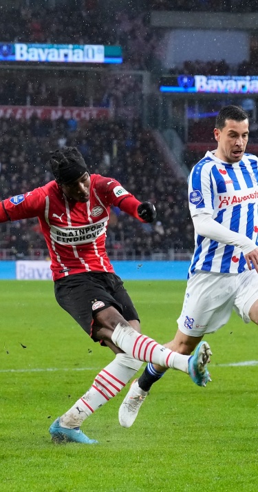 Beelden van de laatste keer dat PSV tussen twee Europese wedstrijden in tegen sc Heerenveen speelde en de overwinning behaalde 